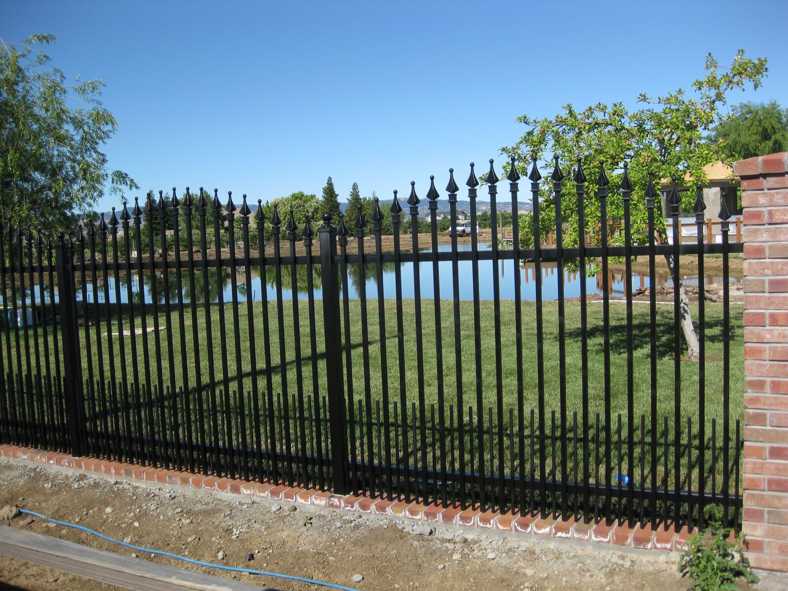 Куплю бу металлические заборы. Металлический забор. Железный забор. Красивый металлический забор. Металлический забор с пиками.